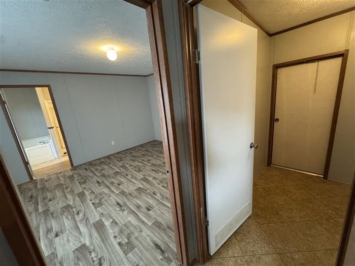 Fort Wayne MHC - Unit 928 - Entryway
