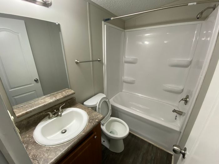 Woodward Estates MHP - Unit 95 - Bathroom