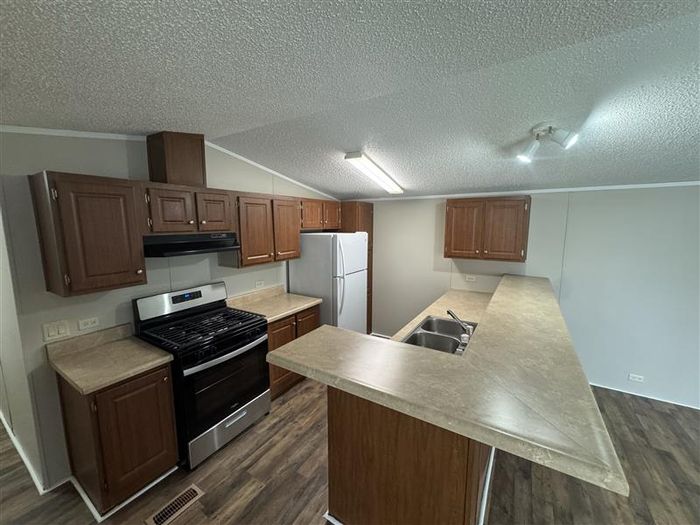 Fort Wayne MHC - Unit 311 - Kitchen