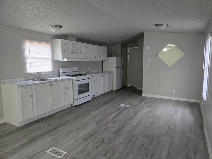 Oak Creek - Unit 9720Bu - Kitchen