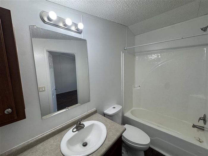 Fort Wayne MHC - Unit 739 - Bathroom