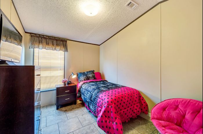 Pineview MHC - Unit 33 - Bedroom