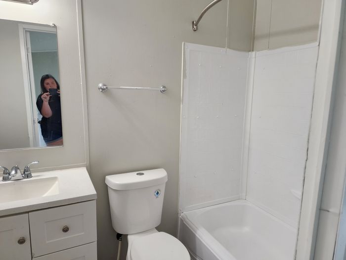 Eagles MHP - Unit 86 - Bathroom