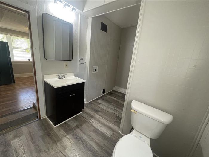 Ashland Heights - Unit 19 - Bathroom