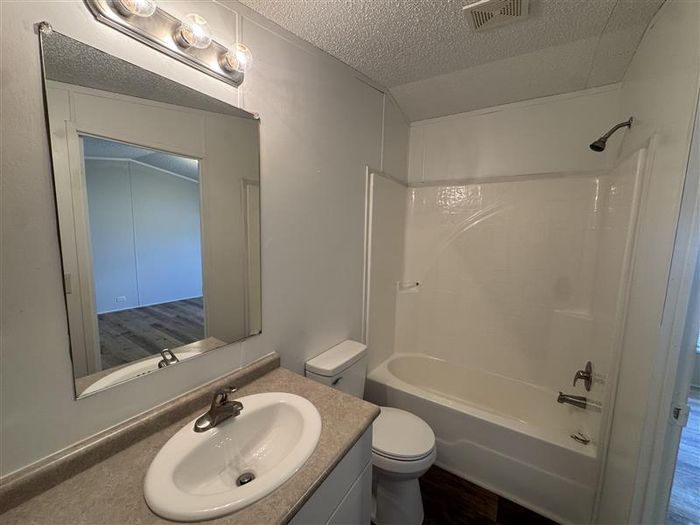 Fort Wayne MHC - Unit 864 - Bathroom