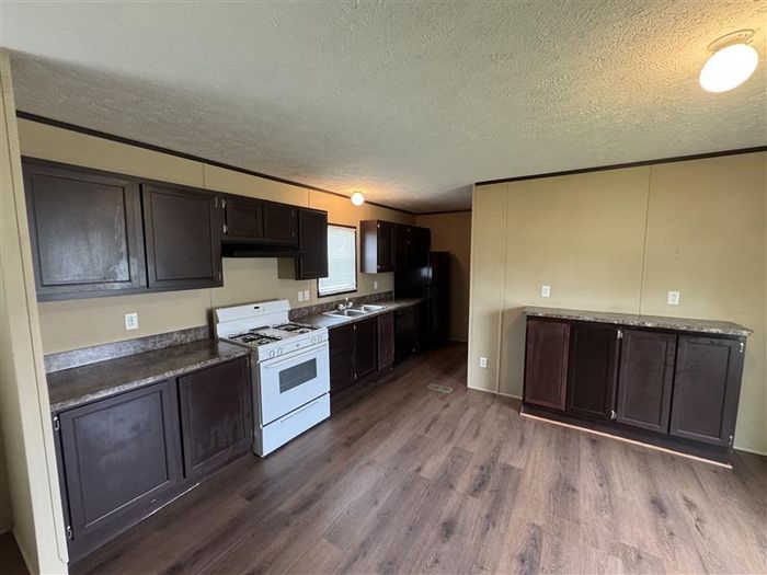Fort Wayne MHC - Unit 935 - Kitchen