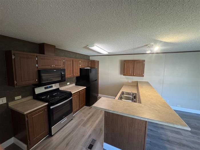 Fort Wayne MHC - Unit 543 - Kitchen