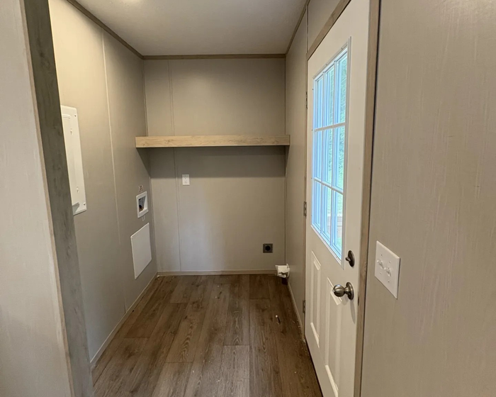 Willow Oaks MHP - Unit 104W - Entryway