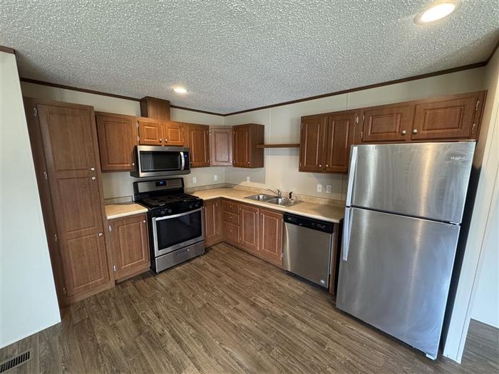 Fort Wayne MHC - Unit 921 - Kitchen