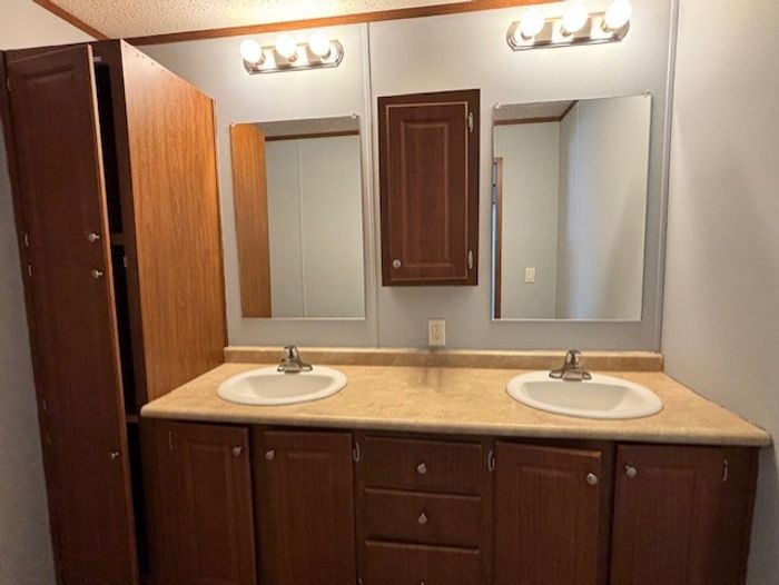 Fort Wayne MHC - Unit 220 - Bathroom