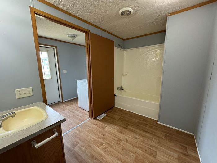 Colonial Gardens KS - Unit 40 - Bathroom