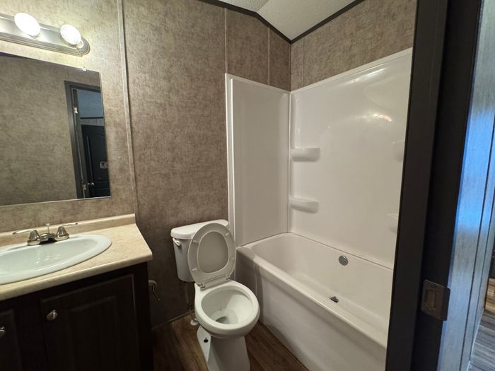 Gateway RV - Unit 452 - Bathroom