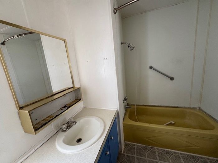 Agave Village LLC - Unit H20 - Bathroom
