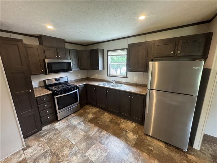 Fort Wayne MHC - Unit 104 - Kitchen