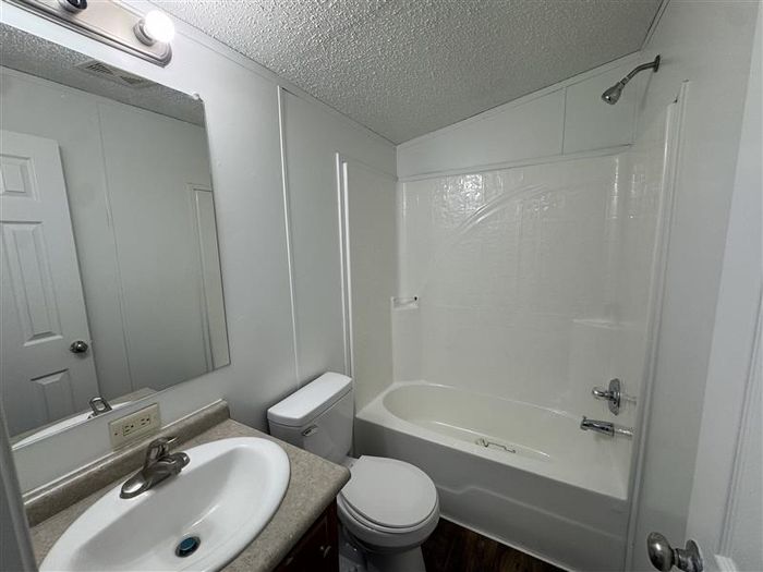 Fort Wayne MHC - Unit 864 - Bathroom