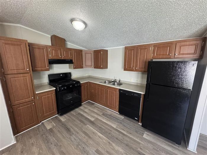 Fort Wayne MHC - Unit 864 - Kitchen