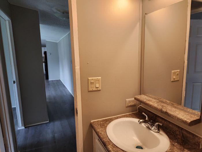 Eagles MHP - Unit 86 - Bathroom