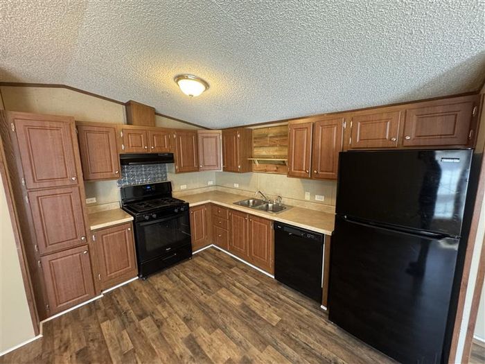 Fort Wayne MHC - Unit 847 - Kitchen