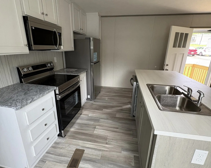 Willow Oaks MHP - Unit 108J - Kitchen
