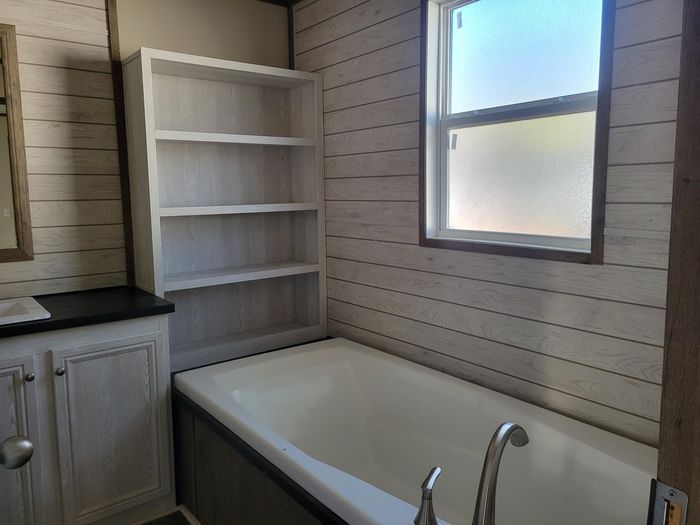 Shade Tree - Unit 20 - Bathroom