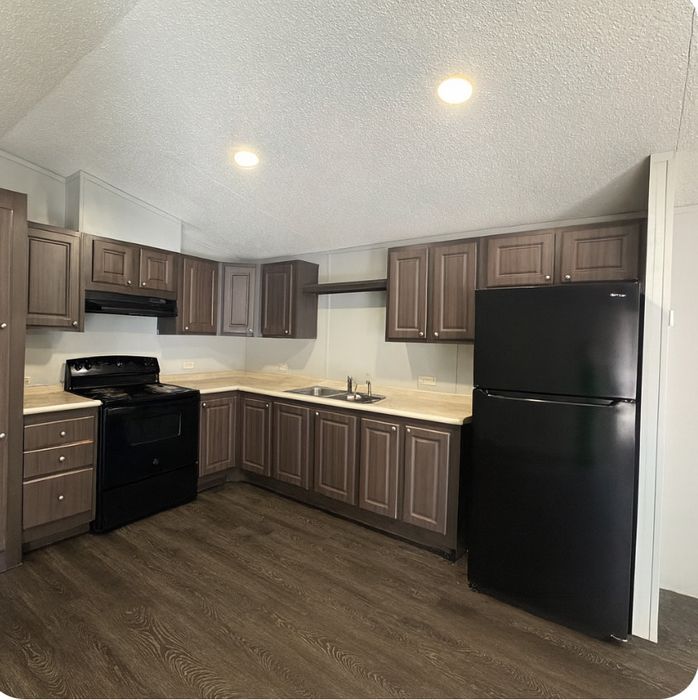 Eagles MHP - Unit 21 - Kitchen