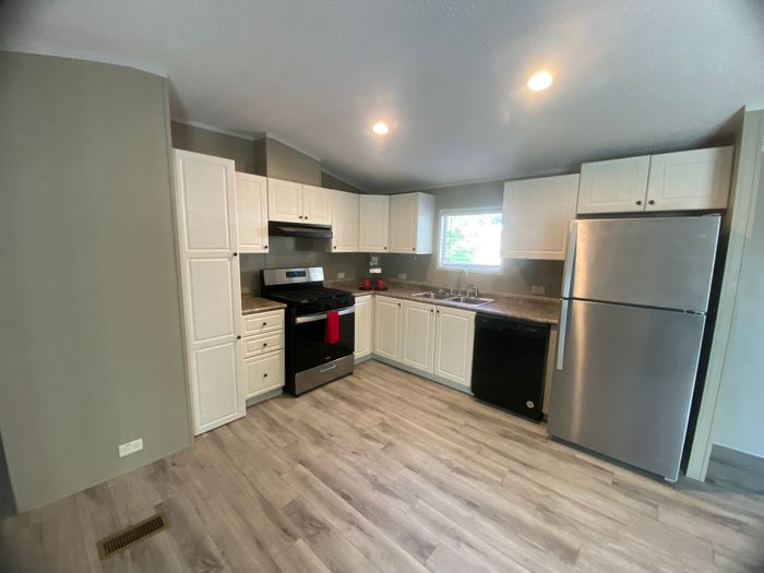 Sunnyvale Estates MHP - Unit 122 - Kitchen