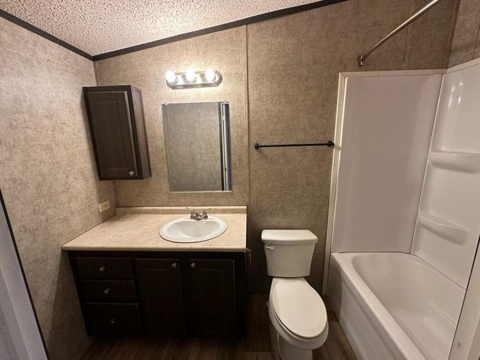 Bluegrass Meadows - Unit D20 - Bathroom