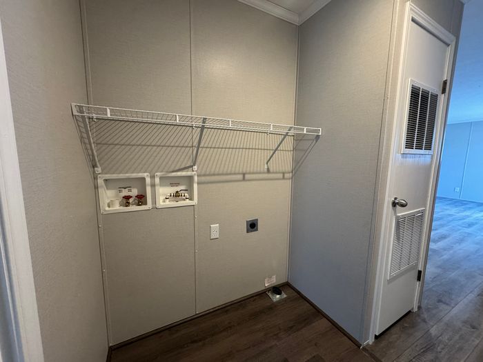 Countryside Estates KS - Unit I05 - Entryway