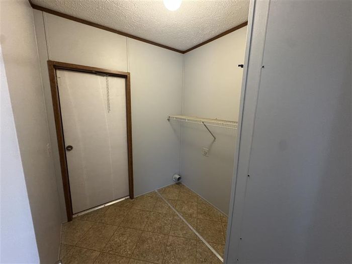 Fort Wayne MHC - Unit 928 - Entryway