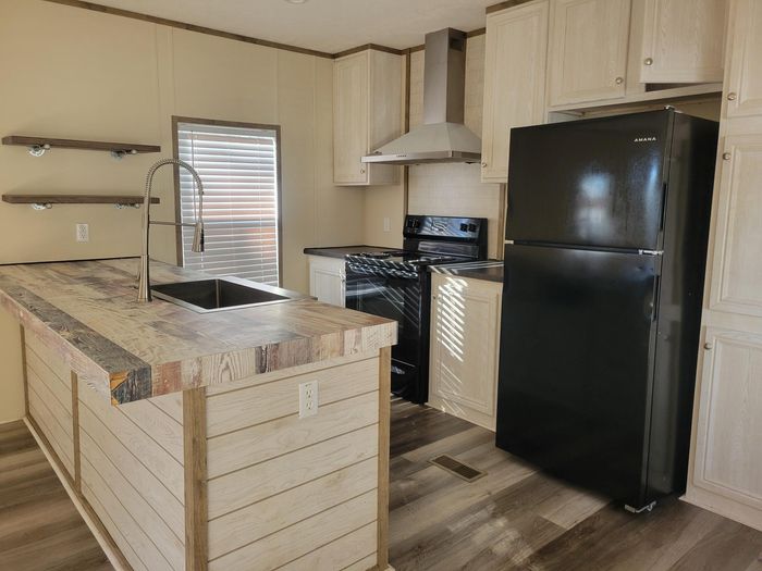 Shade Tree - Unit 20 - Kitchen