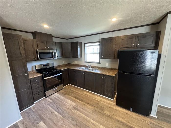 Fort Wayne MHC - Unit 401 - Kitchen