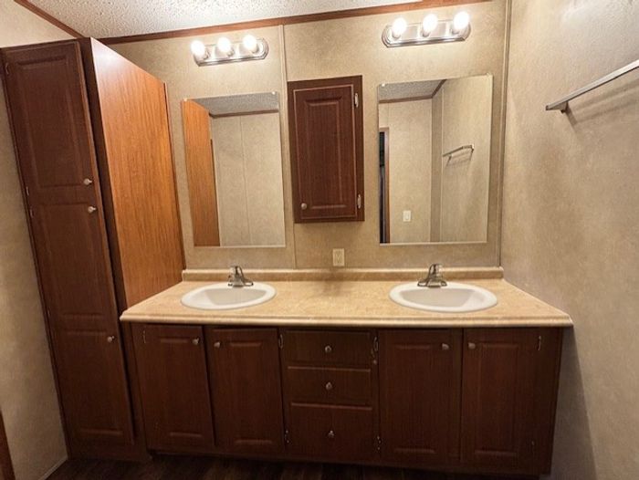 Fort Wayne MHC - Unit 249 - Bathroom