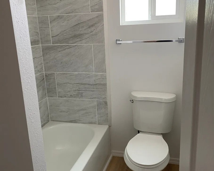 Villa Juanita MHC - Unit 7 - Bathroom