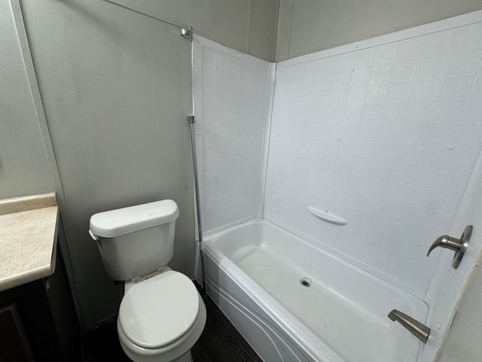 Eagles MHP - Unit 21 - Bathroom